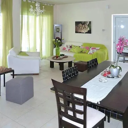 In With Shared Pool Villa Nopigia
