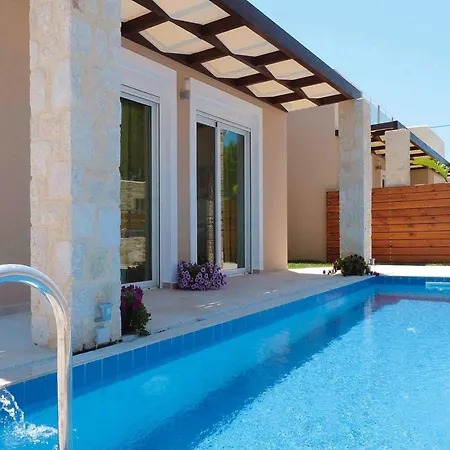 In With Shared Pool Villa Nopigia